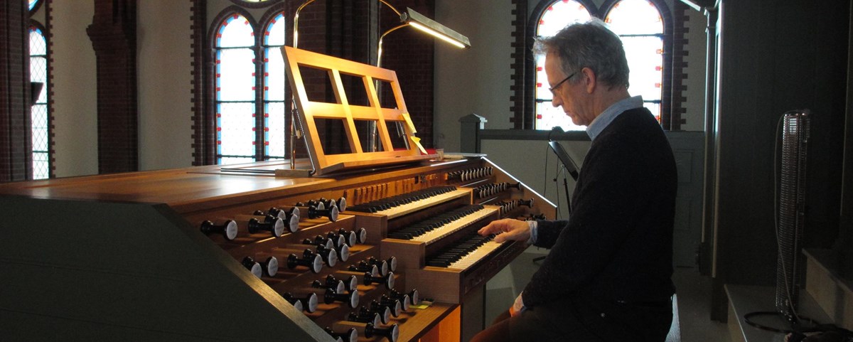 Ian Richards ved orgelet i Trefoldighetskirken Arendal.JPG
